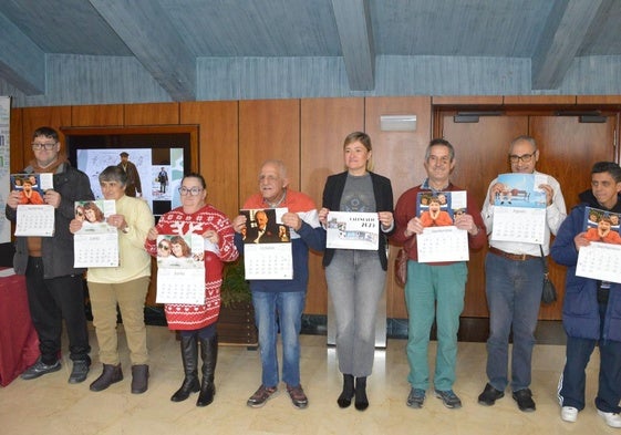 La gerente de la Fundación San Cebrián, Eva del Río, presenta el calendario de 2025 con los protagonistas del mismo, en el Cine Ortega.