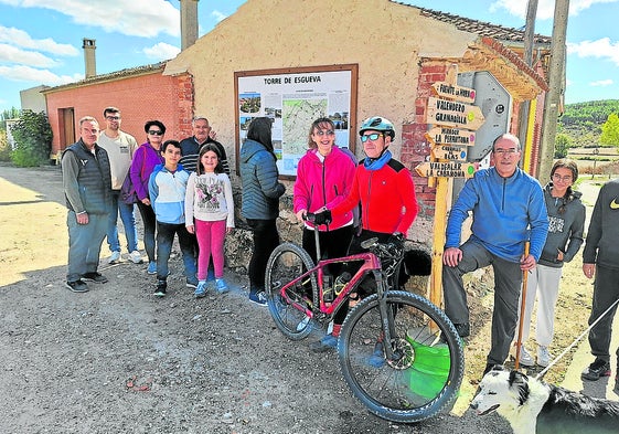 Varios vecinos de Torre de Esgueva en el punto de partida de las rutas senderistas