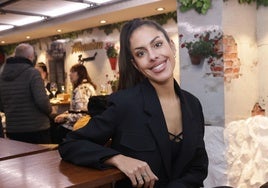 La periodista deportiva Alba Oliveros en el bar El Cortijo.