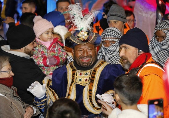 El rey Baltasar a su llegada a la Plaza de España de Peñafiel.