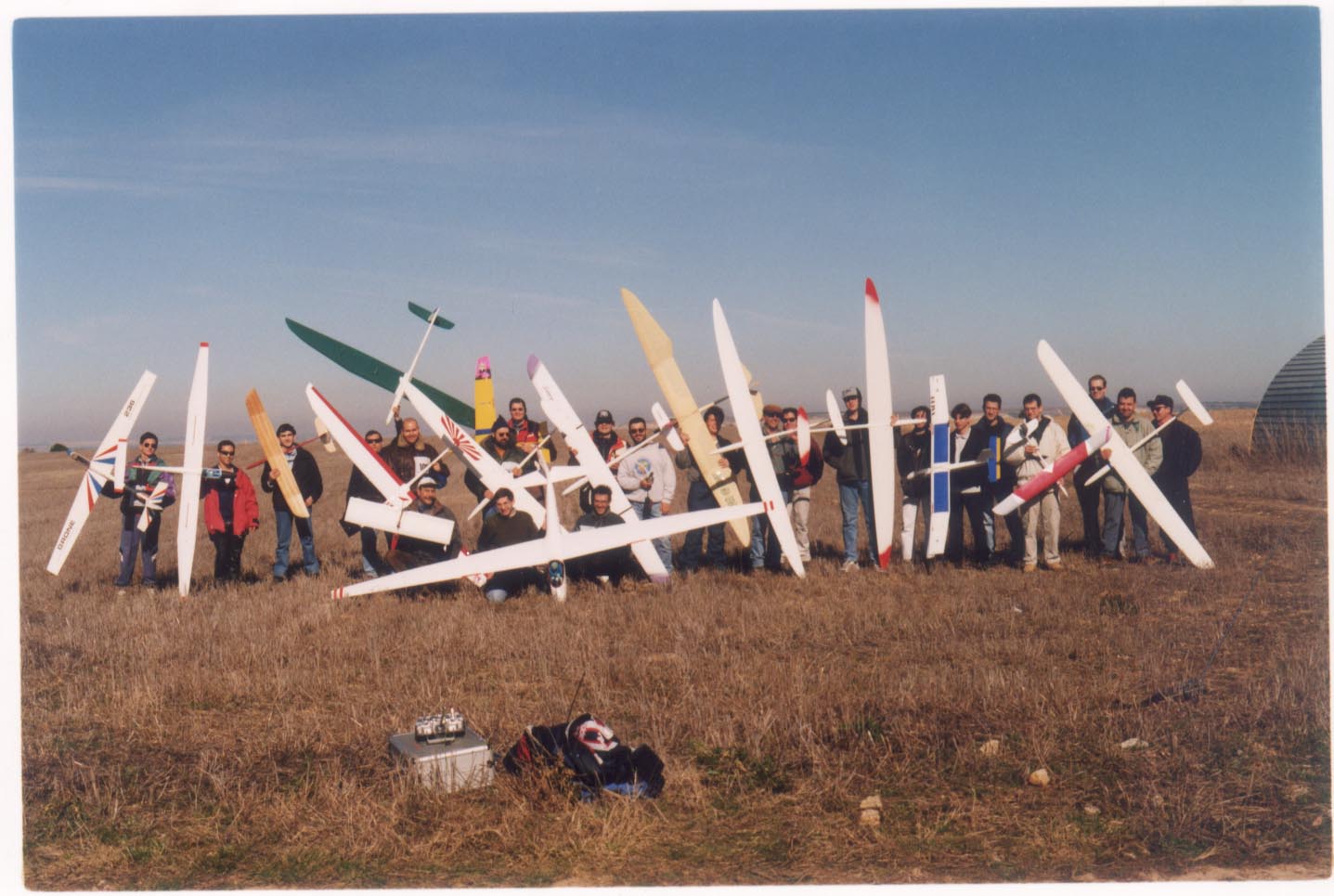 Los participantes del Campeonato de Aeromodelismo de La Cistérniga en 1998.