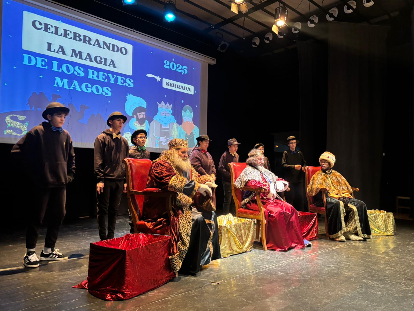 Serrada. Los vecinos de Serrada han tenido suerte y las precipitaciones han respetado la celebración de la cabalgata de Reyes Magos. El desfile ha contado con una gran participación y ha recorrido las calles de la localidad hasta su llegada al Centro Cívico, donde ha tenido lugar la recepción con todos los niños del pueblo.