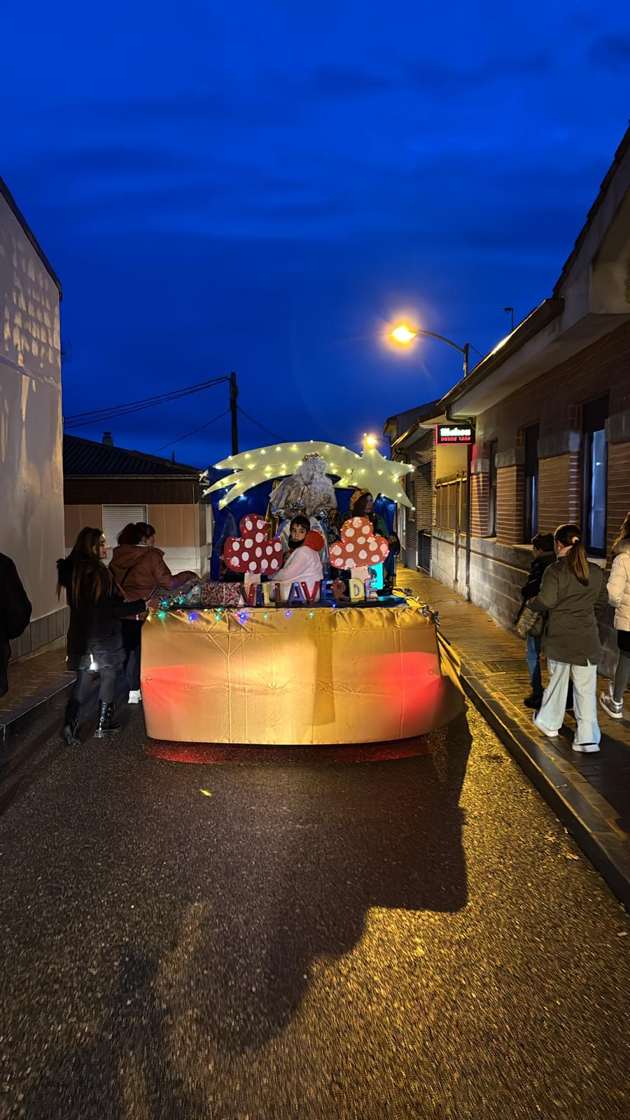 Villaverde de Medina. Aunque estaba prevista llevarse a cabo a las 18.00 horas, el Ayuntamiento de Villaverde de Medina ha esperado a que las precipitaciones cesaran para dar comienzo a la cabalgata. El desfile ha contado con tres carrozas en las que iban montados los Reyes Magos y la recepción y entrega de regalos ha tenido lugar en el polideportivo.