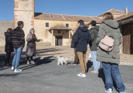 Eusebia muestra la plaza del pueblo y la casa de los Alcantara a varios visitantes llegados a Arahuetes, Sagrillas en 'Cuéntame'.