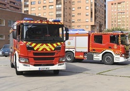 Imagen de archivo de dos camiones de bomberos del Ayuntamiento de Valladolid.