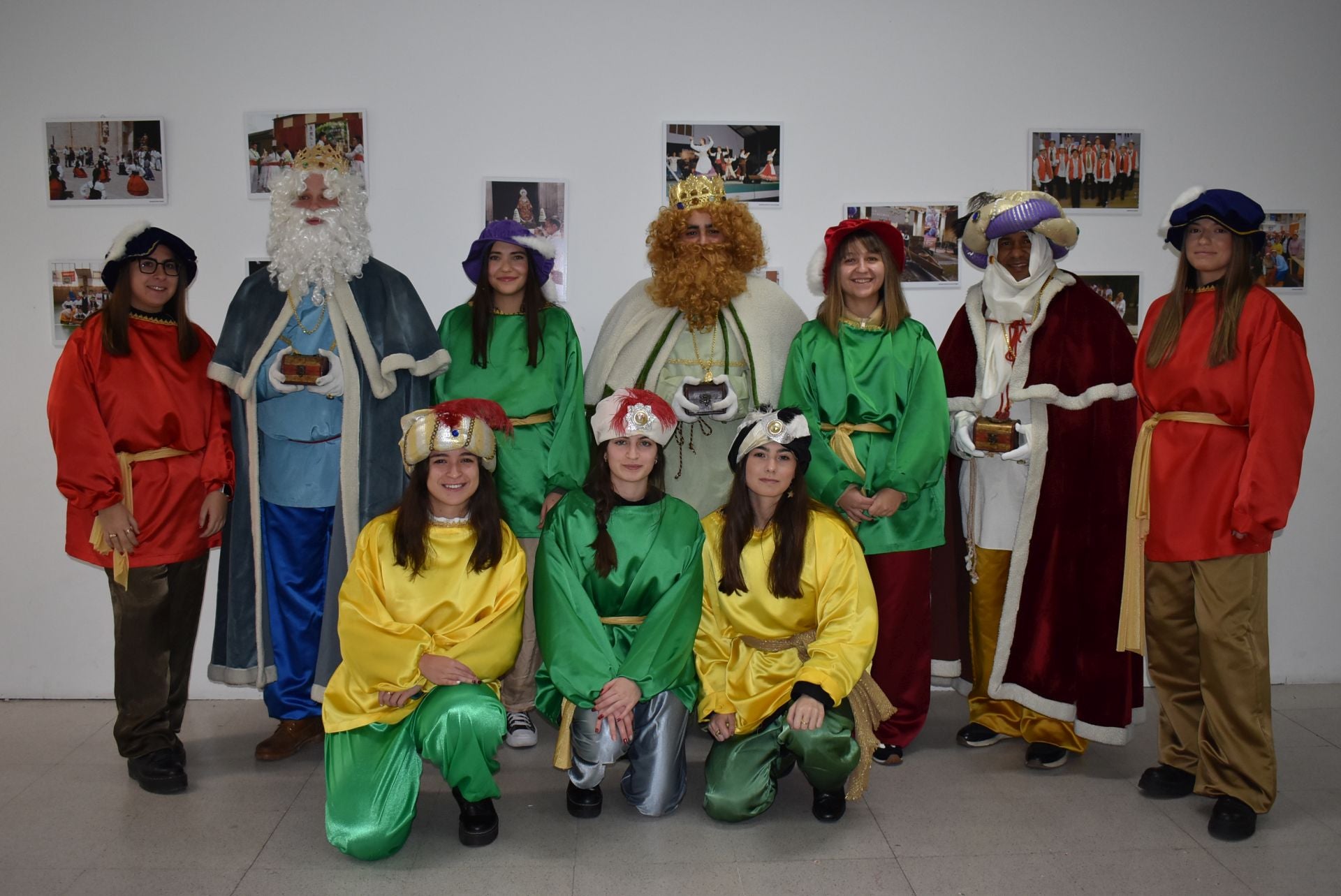 Cigales. La cabalgata de Reyes recorrió las calles de la localidad en una noche mágica para los niños y niñas de la Villa del Clarete; acompañaron a sus Majestades varias asociaciones de la localidad que llenaron de colorido la cabalgata poniendo la banda sonora a la misma la Banda sinfónica de Cigales.