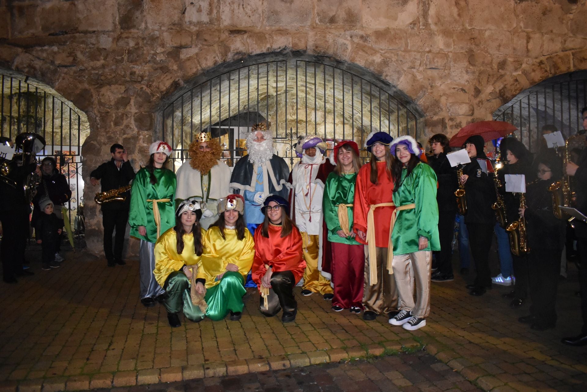 Cigales. La cabalgata de Reyes recorrió las calles de la localidad en una noche mágica para los niños y niñas de la Villa del Clarete; acompañaron a sus Majestades varias asociaciones de la localidad que llenaron de colorido la cabalgata poniendo la banda sonora a la misma la Banda sinfónica de Cigales.