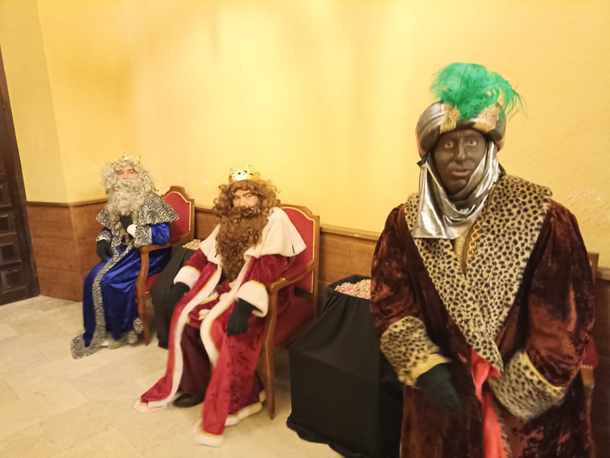 La Seca. Los Reyes Magos recorrieron la calle principal del pueblo hasta el ayuntamiento, donde les recibieron los niños y los padres.