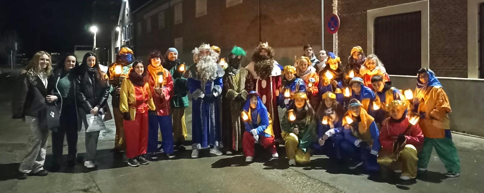 La Seca. Los Reyes Magos recorrieron la calle principal del pueblo hasta el ayuntamiento, donde les recibieron los niños y los padres.