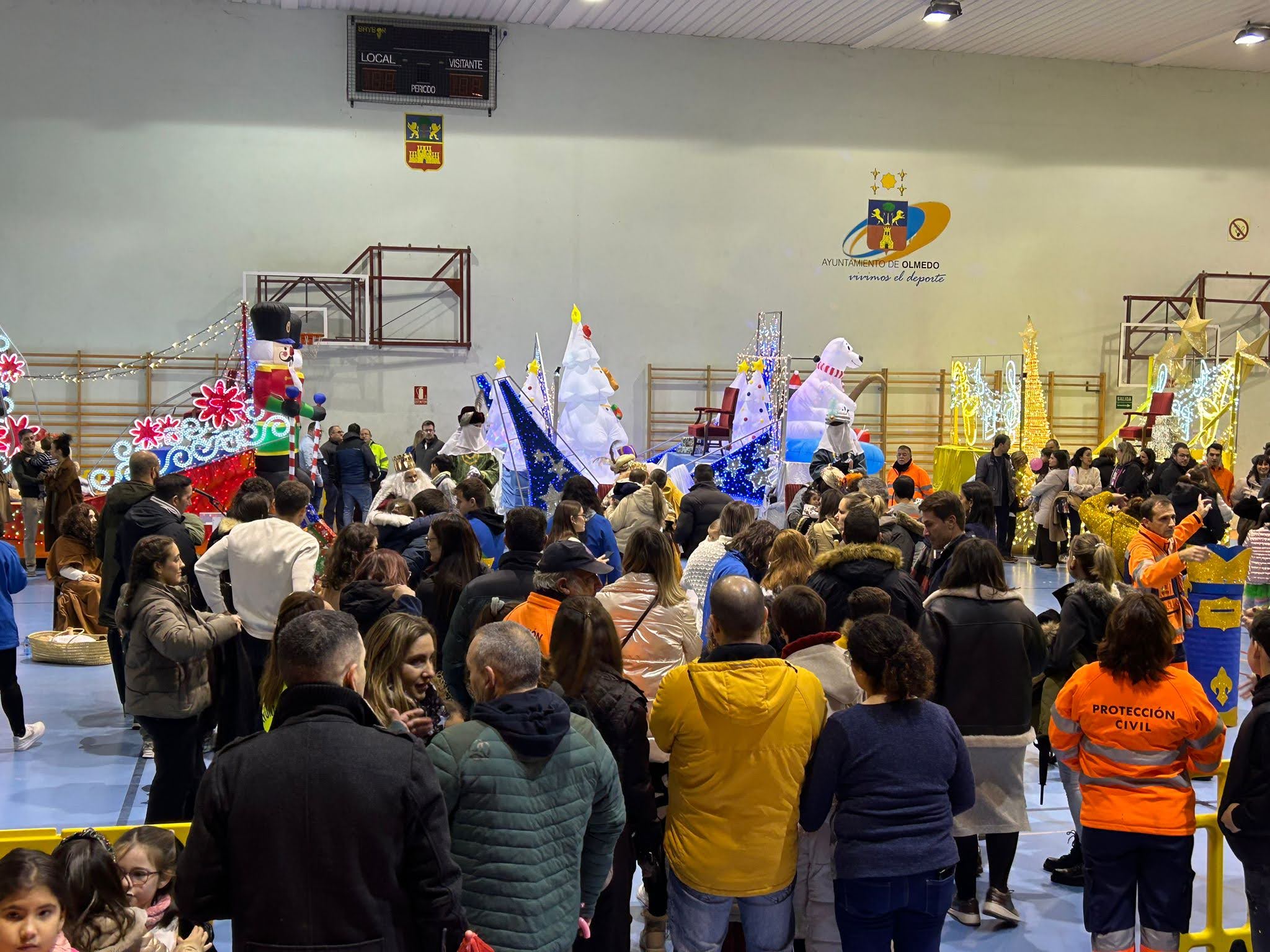 Olmedo. Aunque finalmente escampó pasadas las 19:00 horas, la incesante lluvia que caía a la hora en que debía arrancar la comitiva real desde la avenida Lope de Vega y que debería haber concluido en el Centro de artes escénicas San Pedro obligó al Consistorio de Olmedo a activar un plan B. Los Reyes Magos junto con su numeroso séquito fueron recibidos en el pabellón polideportivo municipal cubierto.