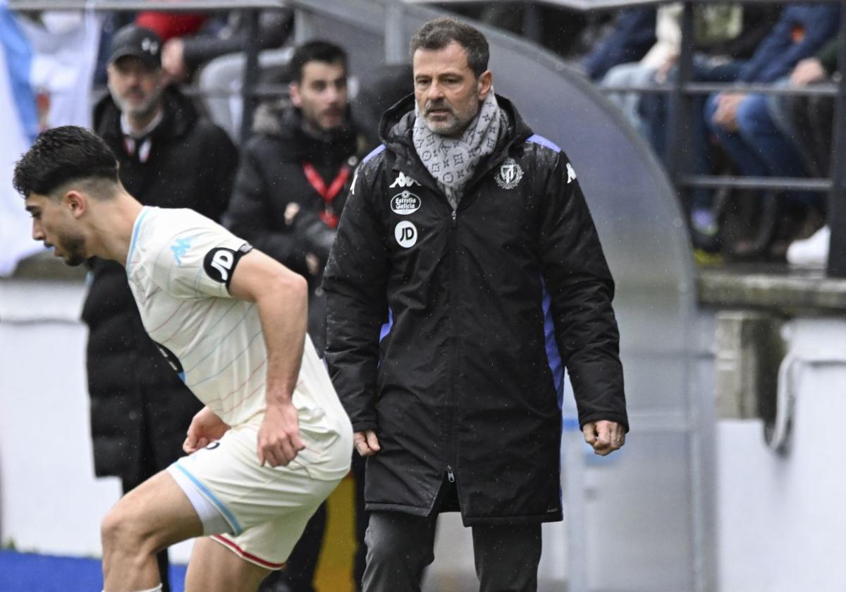 Diego Cocca observa a Moro durante el choque en Ourense.