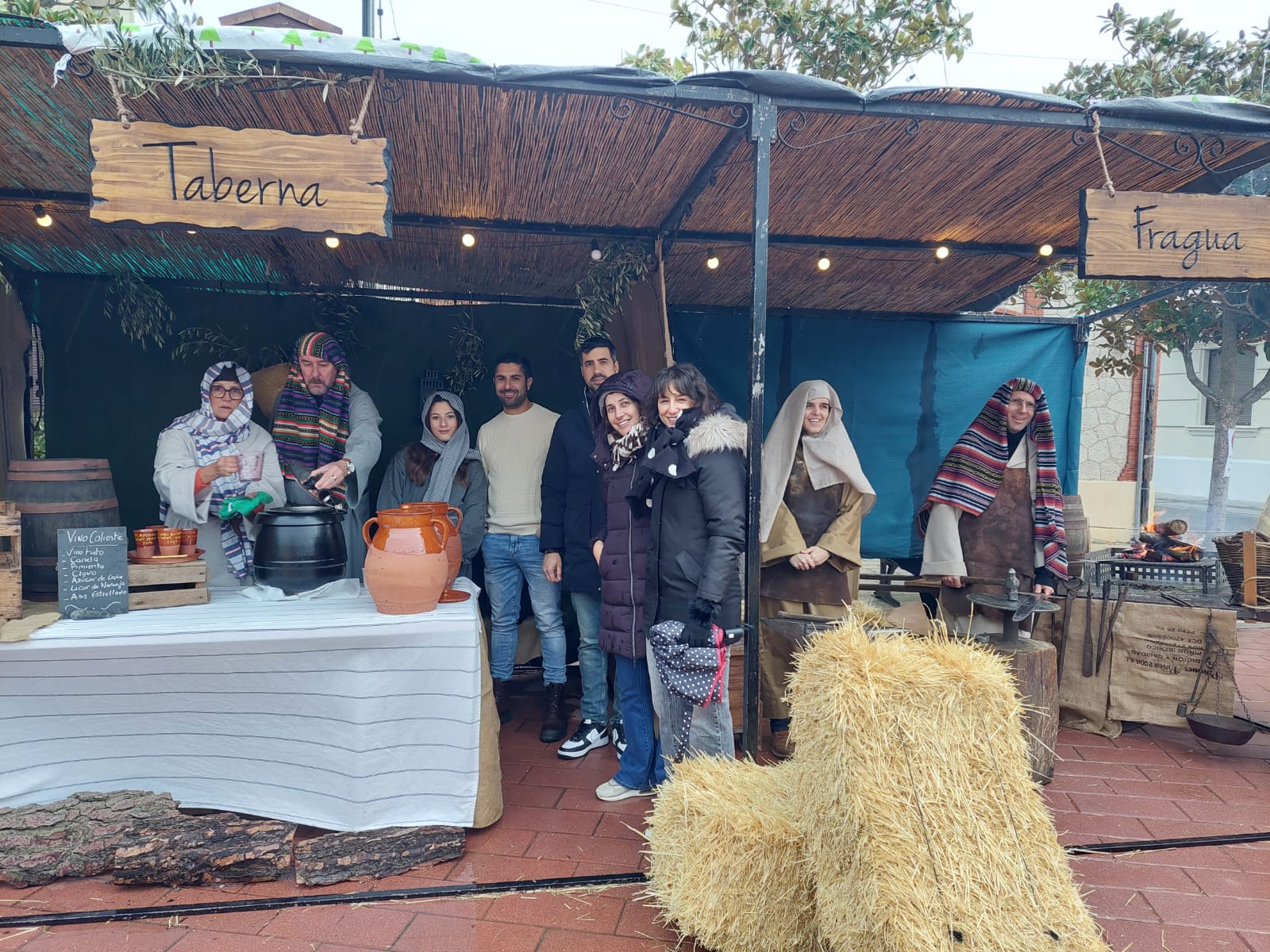 Pedrajas de San Esteban. La lluvia que comenzó a caer poco antes de las cuatro de la tarde no empañó, pero sí deslució de alguna manera, el trabajo, esfuerzo e ilusión con la que un numeroso grupo de vecinos representaron por segundo año un belén viviente en la Plaza Mayor. Fue la antesala al recibimiento de los Reyes Magos, que antes de comenzar la cabalgata visitaron a los mayores de la residencia de la tercera edad Hogar Betania.