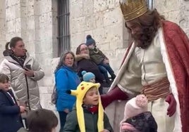 El rey Gaspar saluda a algunos de los niños que se han acercado a verle.