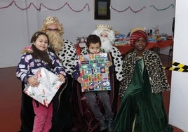 Los Reyes Magos reparten regalos entre los niños