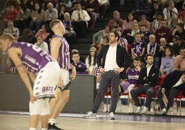 Lolo Encinas, con la mirada perdida en el último partido ante Ourense.