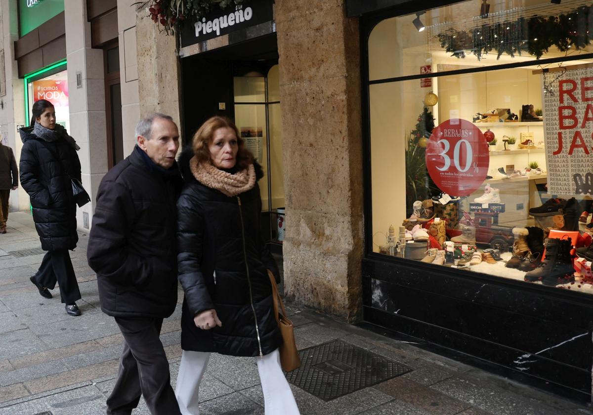 Una tienda de la Calle Mayor anuncia rebajas, durante el periodo navideño.