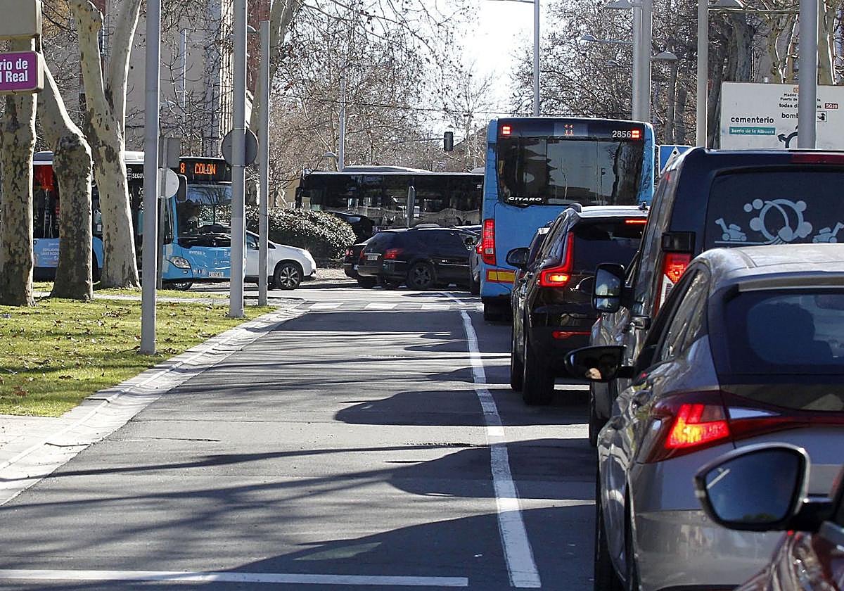 Atasco de vehículos en la salida de Padre Claret.