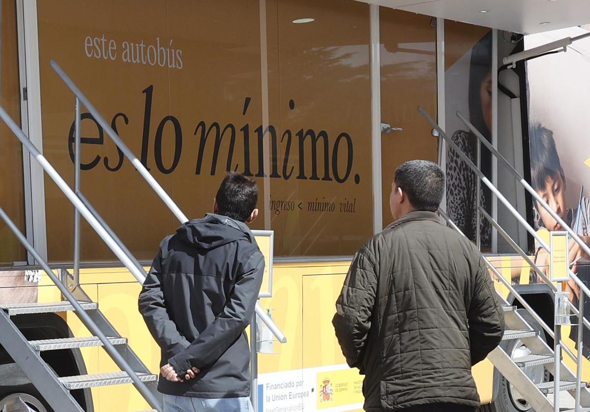 Autobús informativo sobre la prestación del Ingreso Mínimo Vital en Palencia.