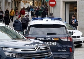 Despliegue policial en una céntrica calle de Segovia tras el robo en una tienda.