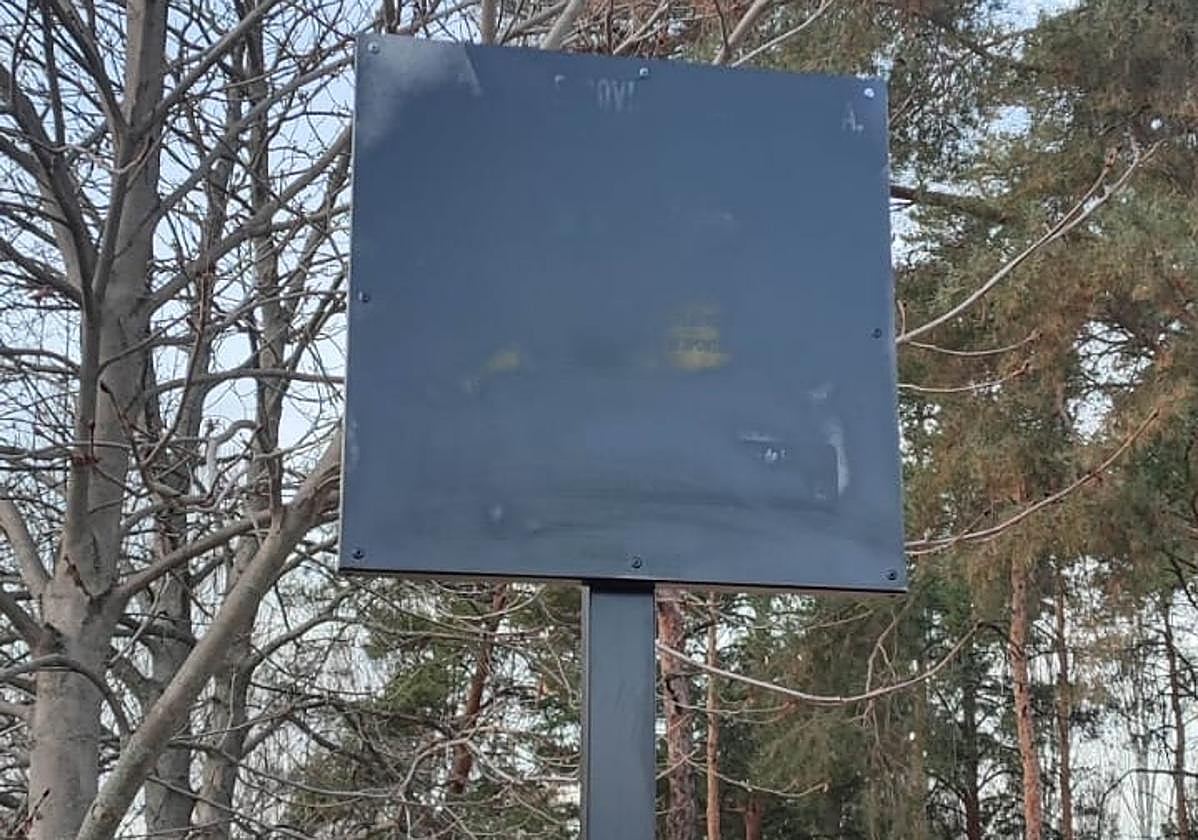 Una de las nuevas señales instaladas por el Ayuntamiento, completamente pintada de negro.