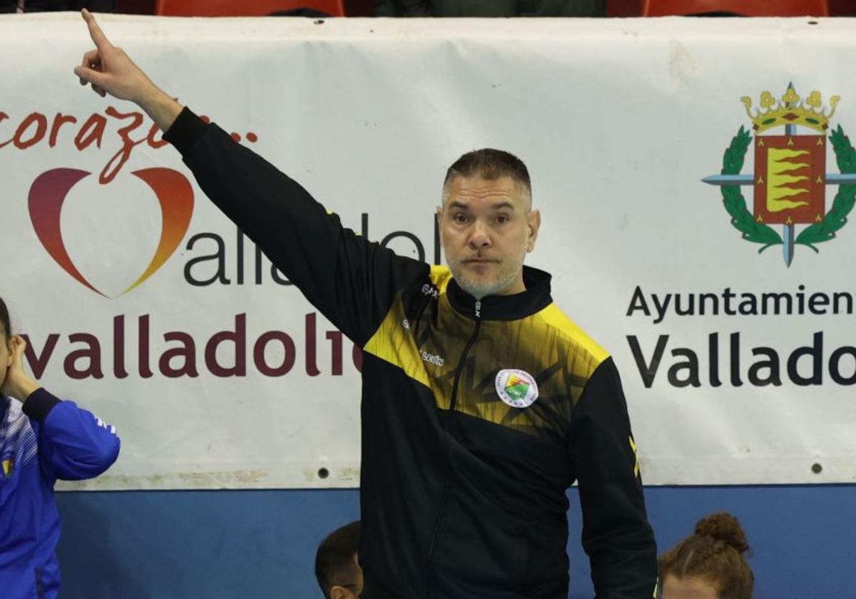 Salva Puig, en el banquillo del Caja Rural Aula.