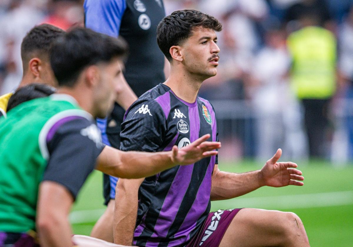 Meseguer calienta en la banda del estadio Bernabéu.