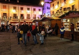 Mercado de la Plaza Mayor en una tarde del periodo navideño.