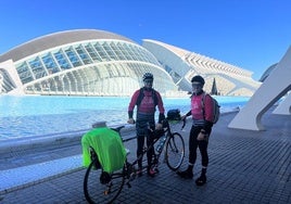 Javier García y Adrián Ruiz posan frente al Oceanogràfic de Valencia antes de iniciar su ruta en tándem hacia Palencia.