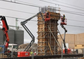 Trabajos de construcción de las pilastras del salto del carnero del Ave a Cantabria.