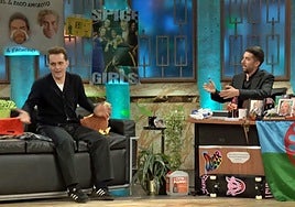 Pedro Alonso con David Broncano, en 'La Revuelta'.