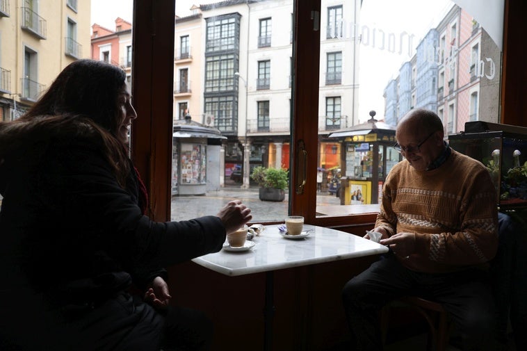 Dos clientes disfrutan de un café con leche en el Café Ideal Nacional