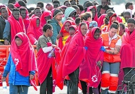 Los servicios sanitarios atienden a migrantes llegados en cayuco en diciembre a Lanzarote.