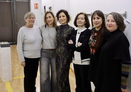 Concha Gay, de la galería, junto a las artistas Virginia Villar, Eva Sanz, Yolanda Martínez, Vanesa Calzada y deMayo Cisneros en la sala donde también expone Elisa Elisa Rodríguez, que ha enviado sus creaciones desde Linz (Austria).