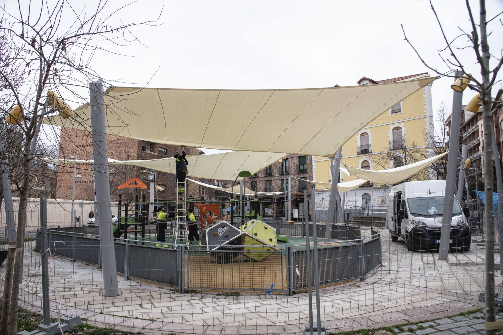 Instalación de los toldos en la plaza de Somorrostro.
