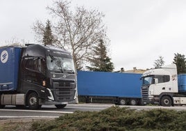 Camiones dedicados al transporte de mercancías por carretera, en Segovia.