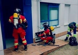 Intervención de los bomberos en la calle Toro.