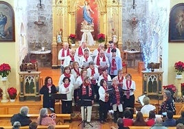 Actuación del coro parroquial de Antigüedad durante la muestra de villancicos.