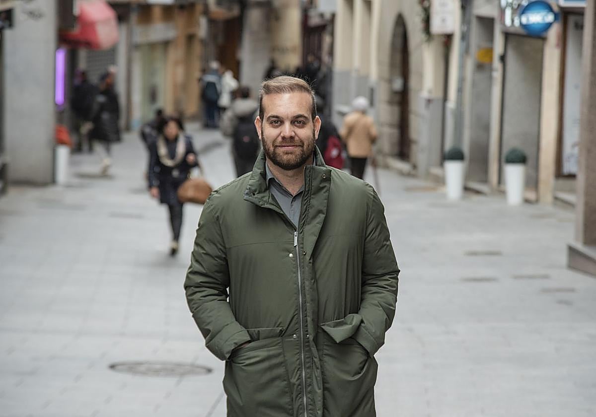 Borja Lavandera, candidato a la secretaría provincial del PSOE, en una céntrica calle de Segovia.