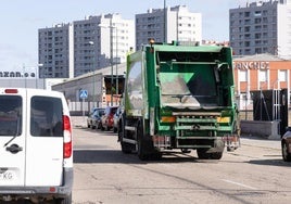 Un camión del servicio de limpieza en el polígono de Argales de Valladolid.