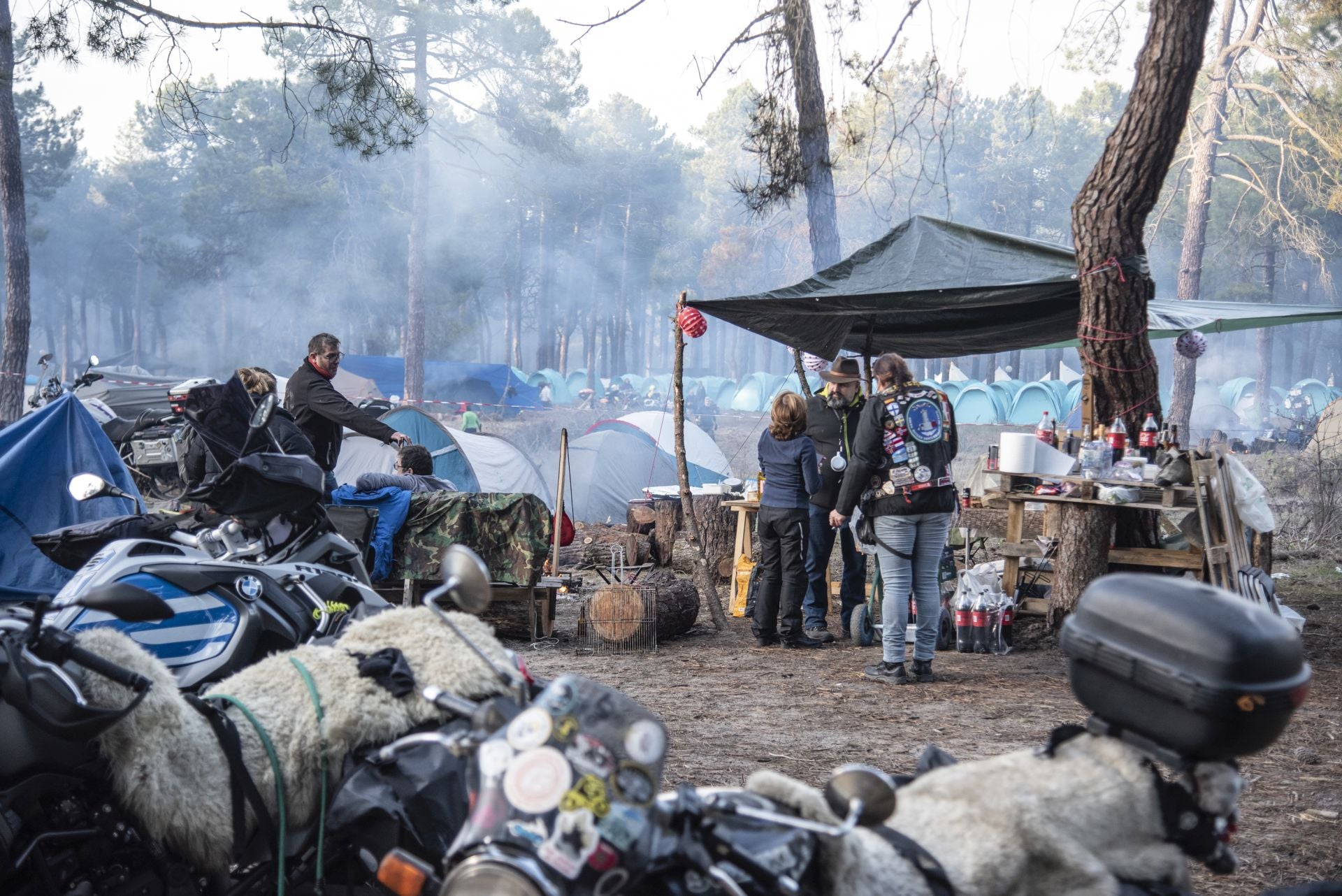 Fotos de um comício de motociclistas em Cantalejo