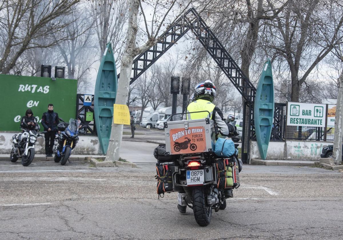 Un motorista en la entrada de un alojamiento rural de la provincia.