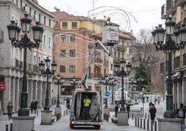 Trabajos para retirar los arcos de Navidad en la avenida del Acueducto.