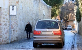 Un coche circula por la calle Doctor Velasco ante un cartel que advierte de la entrada en la zona de bajas emisiones.