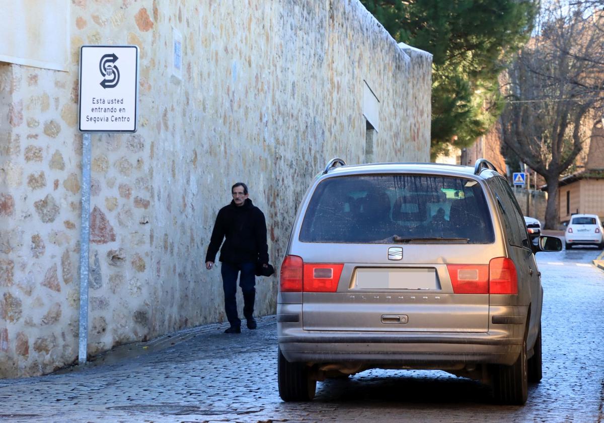 Un coche circula por la calle Doctor Velasco ante un cartel que advierte de la entrada en la zona de bajas emisiones.