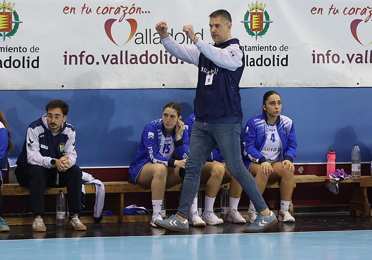Salva Puig celebra un tanto desde el banquillo.