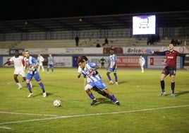 Una jugada del partido entre la Arandina y el Palencia CF.