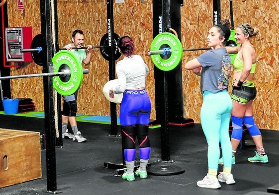 Varios usuarios se preparan para una sesión en el gimnasio Crossfit de Palencia.