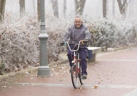 Paseantes en un día con niebla y cencellada de diciembre pasado.