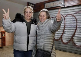 Covadonga Fernández y su hija celebran ante El Mencal la llegada de la suerte con el primer premio de la Lotería.