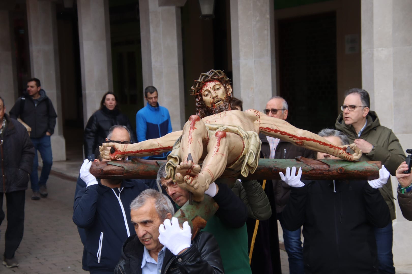 Rioseco sorprende en enero con la procesión a hombros de un crucificado